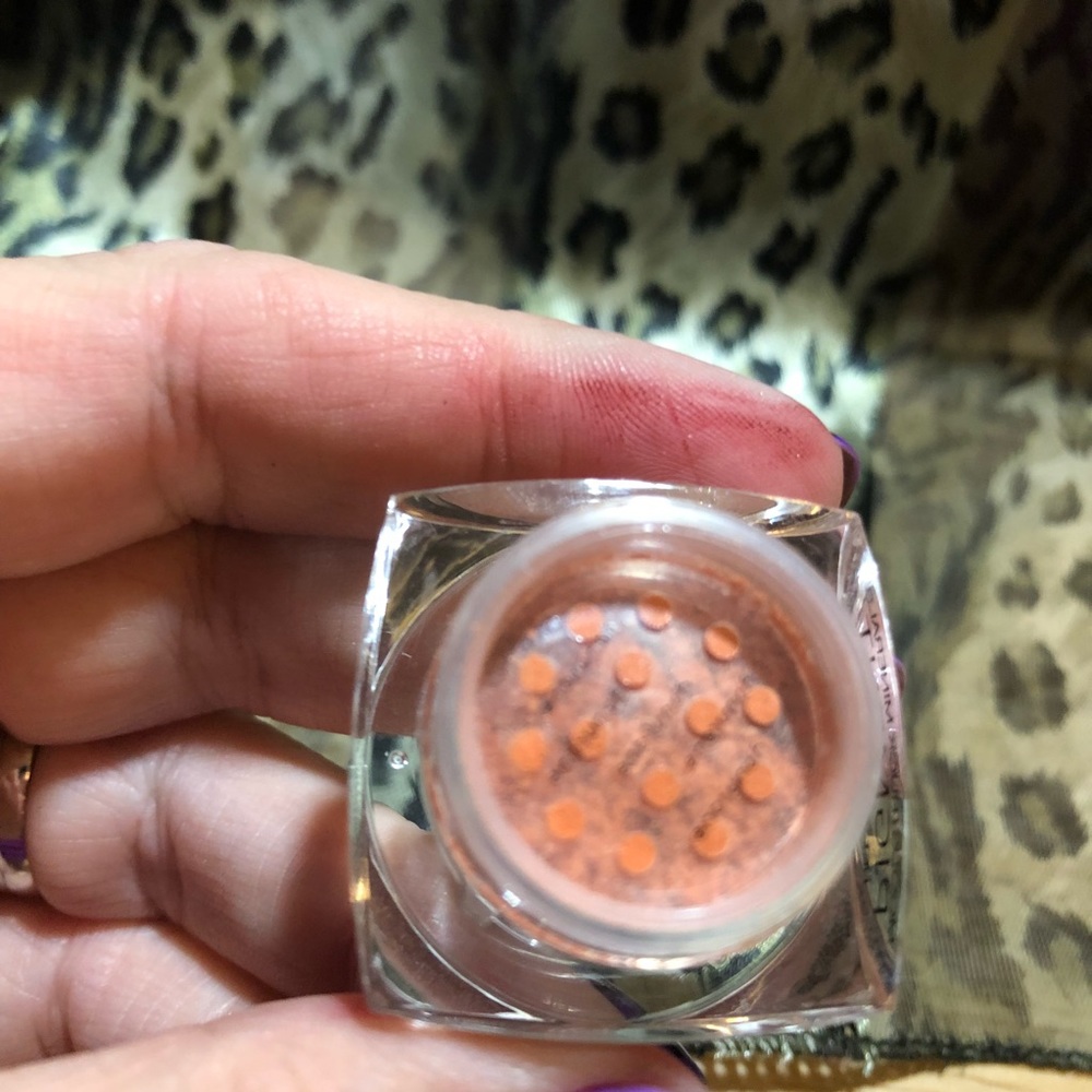 Giddy - Younique mineral pigment eyeshadow